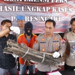 Kapolres Ngawi AKBP Dicky Ario Yustisianto sedang menunjukkan barang bukti.