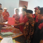 Ketua DPC PDIP Pasuruan, Andri Wahyudi bersama para pengurus partai saat menyerahkan berkas pendaftaran. foto: HABIBI/ BANGSAONLINE