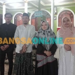 Pengasuh Ponpes Nurul Hikmah bersama istrinya saat menyambut Sekjen Laskar Kamil di Haul ke-7 K.H. Habibulloh Muhamad. Foto: AHMAD FUAD/BANGSAONLINE