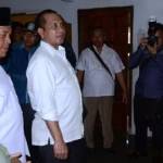BLUSUKAN. Menteri PDT, Marwan Jaffar mendapat penjelasan dari Bupati Fadeli saat mengunjungi Desa Tawangrejo Turi yang dikenal dengan sentra peternak telor bebek. foto : haris/BangsaOnline.com