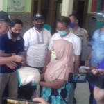 Direktur PT BJB Kota Probolinggo Yuwie Santoso menyerahkan secara langsung bantuan sembako.