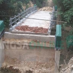 Kondisi jembatan di Desa Kedungharjo yang ambrol pasca selesai dibangun akhir tahun lalu. foto: AHMAD/ BANGSAONLINE