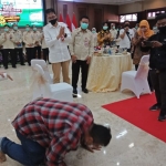 Gubernur Jawa Timur, Khofifah Indar Parawansa tampak haru menyaksikan peraih hadiah tabungan umroh sujud syukur dalam undian bagi para pembayar pajak kendaraan di Kantor Bapenda Jawa Timur, Rabu (12/8). Gubernur Khofifah didampingi Kepala Badan Pendapatan Daerah (Bapenda) Jawa Timur, Boedi Prijo Soeprajitno. foto: ist/ bangsaonline.com