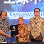 Bantuan beasiswa diserahkan secara simbolis oleh Prof. Datuk Sri Taher kepada Wali Kota Surabaya Tri Rismaharini di Hotel Shangri-La Surabaya, Jum’at (01/11) malam.