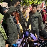 Satpol PP Surabaya saat menangkap pelaku.
