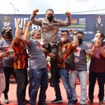 Kapolresta Banyuwangi, Kombes Pol Nasrun Pasaribu, bersama para pemenang Foto Asyik Bareng Polisi.