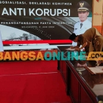 Bupati Mojokerto, Ikfina Fahmawati, dan wakilnya, Gus Barra beserta Teguh Gunarko selaku sekretaris daerah setempat ketika menandatangani pakta integritas anti-KKN di hadapan Satgas KPK. Foto: YUDI EKO PURNOMO/BANGSAONLINE