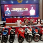 Barang bukti yang dihadirkan dalam konferensi pers Polda Jatim hasil ungkap kasus kejahatan jalanan selama Mei 2026. Foto: Rusmiyanto/BANGSAONLINE