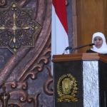 Gubernur Jawa Timur Khofifah Indar Parawansa saat menyampaikan Nota Penjelasan terhadap Rancangan Peraturan Daerah Provinsi Jatim tentang perubahan kedua atas Perda Provinsi Jatim No 11 Tahun 2016 tentang Pembentukan dan Susunan Perangkat Daerah di DPRD Provinsi Jatim, Rabu (12/6/2019). foto: istimewa/bangsaonline.com