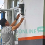 Salah satu pelanggan listrik 900 VA di Kecamatan Baureno sedang mengecek meteran listriknya setelah mendengar informasi pencabutan subsidi pelanggan 900 VA. foto: EKY NURHADI/ BANGSAONLINE