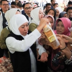 Gubernur Khofifahsaat operasi pasar murah di Jombang.