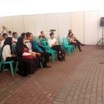 Para peserta saat diberi penjelasan atas ditundanya tes CPNS di parkir Convention Hall SLG Kabupaten Kediri