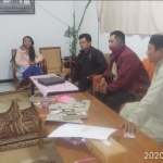 Ketua RW 04 Songgokerto Budi Santoso mendampingi Bhabinkamtibmas Bripka Junaidi Salam saat mengunjungi keluarga almarhum.