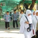 Jemaah calon haji Embarkasi Surabaya berjalan menuju masjid Asrama Haji Surabaya untuk melaksanakan salat Ashar, Minggu (31/8). foto: nur faishal/Bangsa Online