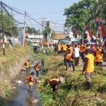 Gotong royong pembersihan saluran air di Pandaan, Pasuruan.
