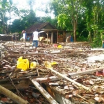 Kandang milik Suwarto tinggal puing-puing.