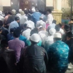 Suasana tahlil di rumah duka.