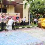 Ribuan botol miras yang akan dimusnahkan di halaman Mapolres Pasuruan, Kamis (21/12).
