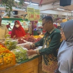 Moh Ridwan, Kepala DKPP Kota Kediri (kiri), saat terjun langsung untuk mengecek anggur shine muscat di sebuah Swalayan di Kota Kediri. Foto: Ist.