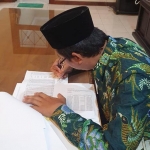 GERAK CEPAT: Gus Muhdlor meneken perbup beragam dana untuk desa, Jumat (26/2/2021) malam. foto: ist.