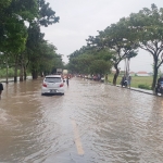 Luapan air menggenangi jalan pantura arah Probolinggo-Situbondo hingga membuat macet sepanjang 8 km.