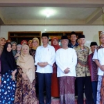 Presiden Joko Widodo foto bersama dengan keluarga pengasuh dan pengelola Pesantren Tremas Pacitan Jawa Timur. foto: istimewa