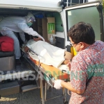 Jenazah korban saat akan dibawa ke Rumah Sakit Muhammadiyah Lamongan. foto: TRIWI YOGA/ BANGSAONLINE