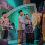Bupati Fandi Akhmad Yani (dua dari kanan) didampingi Wabup Aminatun Habibah menabuh beduk saat membuka MTQ XXXI. Foto: Ist.