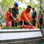 Usai upacara, Kiai Ud dan rombongan ziarah ke makam ulama dan tokoh setempat.