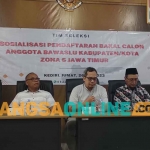 Ketua Timsel, Hari Tri Wasono (tengah) bersama Tim dan Ketua Bawaslu Kabupaten Kediri, Saidatul Umma, saat acara sosialisasi pendaftaran calon anggota di kabupaten/kota. Foto: MUJI HARJITA/BANGSAONLINE