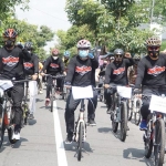 Dandim 0808/Blitar Letkol Arh Dian Musriyanto, S.A.P. saat gowes sambil menyampaikan imbauan tentang protokol kesehatan.