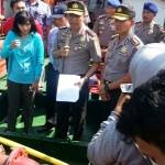 ?

Karo Penmas Mabes Polri Brigjen Boy Rafli Amar saat meninjau kapal yang terkait dengan BBM ilegal. Foto:farih/BANGSAONLINE