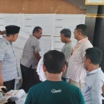 Rekapitulasi Penghitungan Surat Suara di PPK Bangkalan dipantau langsung oleh Komisioner KPU Badrut dan Ketua Bawaslu Mustain, Kamis (25/4) kemarin.