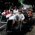 Bersama Wakil Bupati Jember Mukid Arief yang sedang cuti, Gus Ipul menyapa peserta CFD bahkan sempat ikut senam aerobik dan bermain bola voli bersama warga.

