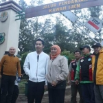 Gubernur Jawa Timur Khofifah Indar Parawansa bersama putranya Jalaluddin Mannagali dan rombongan dari Pemprov Jatim saat blusukan di Kawah Ijen Banywangi, Sabtu (3/8/2019). foto: istimewa