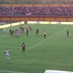 Suasana pertandingan di Stadion Gelora Madura Ratu Pamelingan, Pamekasan.