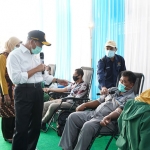 Menko PMK mengunjungi kegiatan donor darah & plasma konvalesen di Kantor PLN Unit Induk Distribusi (UID) Jatim. (foto: ist)