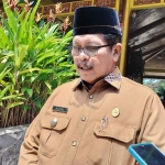 Plt Bupati Bangkalan, Mohni, saat memberi keterangan kepada awak media terkait konflik Pilkades gelombang ke-2 tahun ini.