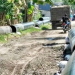 Pipa Pertamina Gas di jalan Desa Kedanyang Kebomas yang mangkrak pasca proyek tersebut dihentikan karena tak mengantongi izin. foto: SYUHUD/ BANGSAONLINE