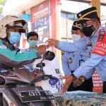 Kakanwil Kemenkumham Jatim, Krismono, saat membagikan bantuan kepada driver ojol.