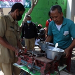 Petugas dari Disperdagin Kota Kediri saat menera timbangan milik salah satu pedagang. Foto: Ist