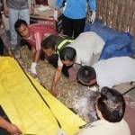 Petugas saat mengevakuasi jenazah korban. foto: zainal abidin/BANGSAONLINE