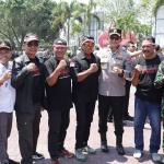Kapolres serta Dandim 0804/Magetan bersama para pendekar dan perwakilan Ormas.
