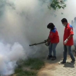 Tim Rescue Perindo saat melakukan fogging ke rumah warga. 