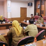 Bupati Sambari (dua dari kanan) saat menerima kunjungan Komite I DPD RI.