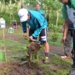 PENGHIJAUN –  Bupati Trenggalek Dr Ir Mulyadi tengah melakukan penanaman pohon di hutan Kota Gunung Jaas, Trenggalek. Foto: herman subagyo/BangsaOnline.com