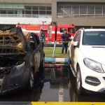 Suzuki Splash gosong usai dilahap api. Sedangkan Mercy GLE 400 di sebelahnya turut terkena imbasnya.