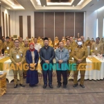 Bupati Gresik, Fandi Akhmad Yani bersama para pemateri dan peserta dalam pelatihan spirituality at work. Foto: SYUHUD/BANGSAONLINE.com