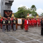 Wali Kota Blitar Santoso (paling kanan) saat memberikan sambutan dalam acara Puncak Grebeg Pancasila, Rabu (1/6/2022). foto: AKINA/ BANGSAONLINE