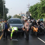Petugas saat olah TKP kecelakaan di Jalan Raya Tebel Sidoarjo.